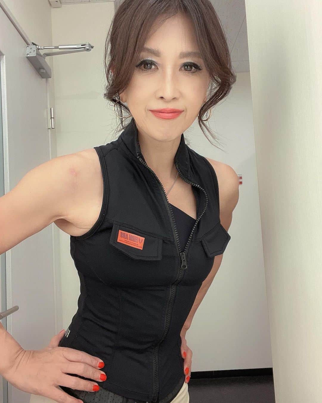 Naoko（なおこ）さんのインスタグラム写真 - (Naoko（なおこ）Instagram)「🏋🏽‍♀️ 🏋🏽‍♀️ 🏋🏽‍♀️ ハムが たるたるに なっとる😂😂  あかーーん ☠️☠️☠️  ビンテージの 毛皮が 欲しい、、、 古着屋行こう、、、  #70代風ビンテージ毛皮  #筋トレ女子 #フィットネス女子#フィットネス#Fitness#筋トレ女子と繋がりたい #筋トレ好き#筋トレ好きと繋がりたい#減量 #くびれ#美ボディ #アラフィフ#アラフィフコーデ#ボディメイク #50代#健康 #熊本 #kumamoto」12月19日 20時19分 - smile_naohibi