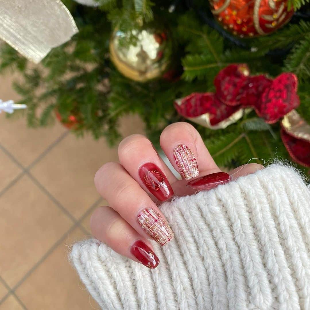 YUKIKOさんのインスタグラム写真 - (YUKIKOInstagram)「. Christmas nails 🎅🏻🎄✨ 赤のネイル意外と初めて♥️ 赤のネイルの指にはさりげなく冬のパーツが、、✨ 雪も降らせてもらいました❄️ ツィードも赤にして冬っぽくて可愛い🫶🏻  一個一個のアートがほんとに丁寧で綺麗🥹💗 @moonlit_airi いつもありがとうございます🌼 初回は私のインスタ見たと伝えてもらうと 1000円オフになるのでよかったら是非😻❤️‍🔥  #冬ネイル #クリスマスネイル #ツィードネイル #赤ネイル #tweednails #winternails #christmasnails」12月19日 20時23分 - 128yukinco