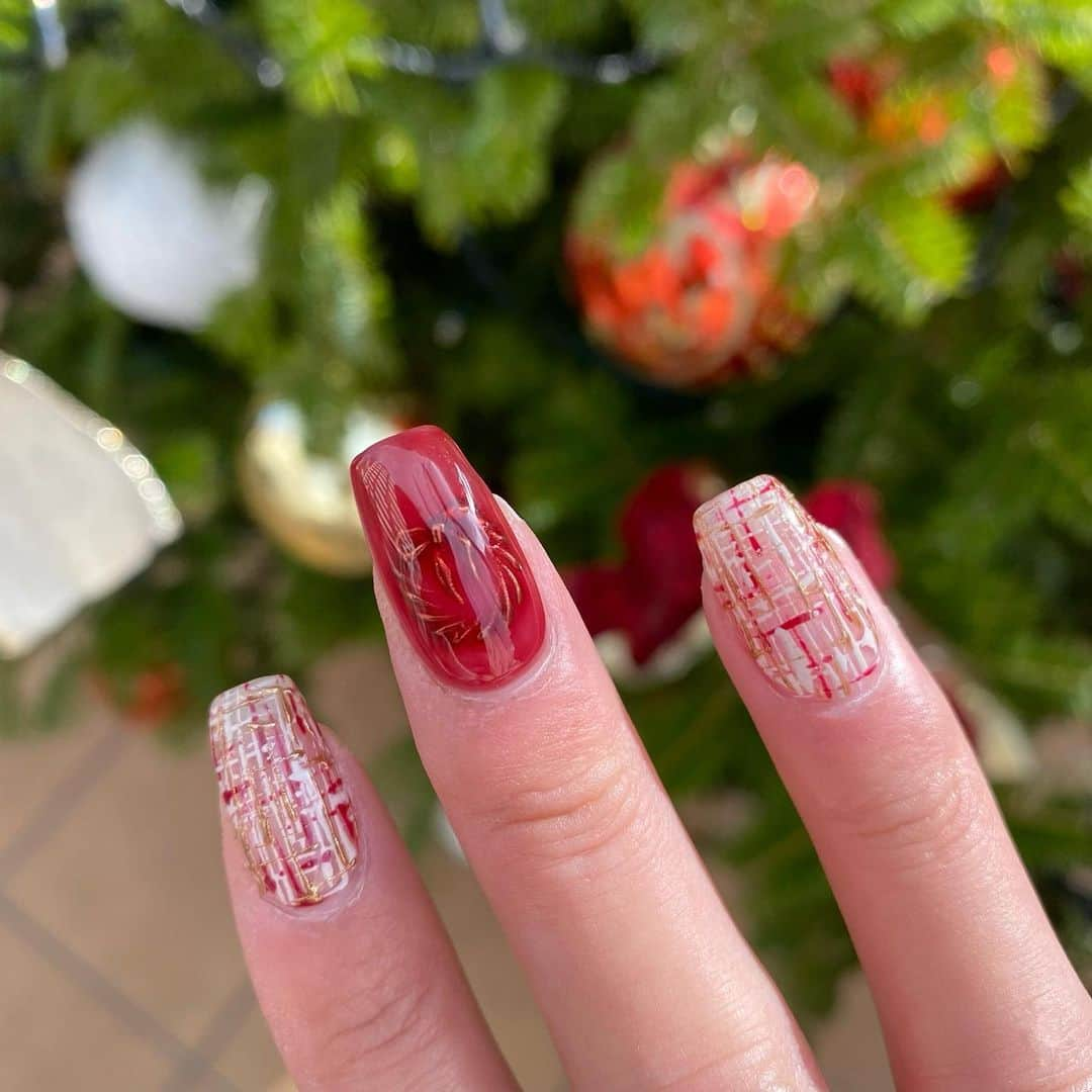 YUKIKOさんのインスタグラム写真 - (YUKIKOInstagram)「. Christmas nails 🎅🏻🎄✨ 赤のネイル意外と初めて♥️ 赤のネイルの指にはさりげなく冬のパーツが、、✨ 雪も降らせてもらいました❄️ ツィードも赤にして冬っぽくて可愛い🫶🏻  一個一個のアートがほんとに丁寧で綺麗🥹💗 @moonlit_airi いつもありがとうございます🌼 初回は私のインスタ見たと伝えてもらうと 1000円オフになるのでよかったら是非😻❤️‍🔥  #冬ネイル #クリスマスネイル #ツィードネイル #赤ネイル #tweednails #winternails #christmasnails」12月19日 20時23分 - 128yukinco