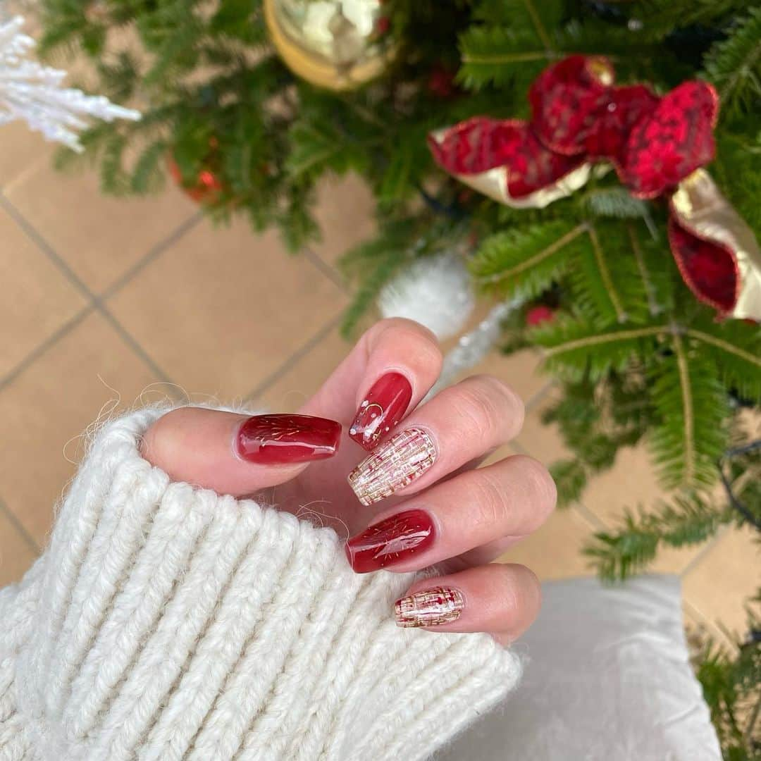 YUKIKOさんのインスタグラム写真 - (YUKIKOInstagram)「. Christmas nails 🎅🏻🎄✨ 赤のネイル意外と初めて♥️ 赤のネイルの指にはさりげなく冬のパーツが、、✨ 雪も降らせてもらいました❄️ ツィードも赤にして冬っぽくて可愛い🫶🏻  一個一個のアートがほんとに丁寧で綺麗🥹💗 @moonlit_airi いつもありがとうございます🌼 初回は私のインスタ見たと伝えてもらうと 1000円オフになるのでよかったら是非😻❤️‍🔥  #冬ネイル #クリスマスネイル #ツィードネイル #赤ネイル #tweednails #winternails #christmasnails」12月19日 20時23分 - 128yukinco