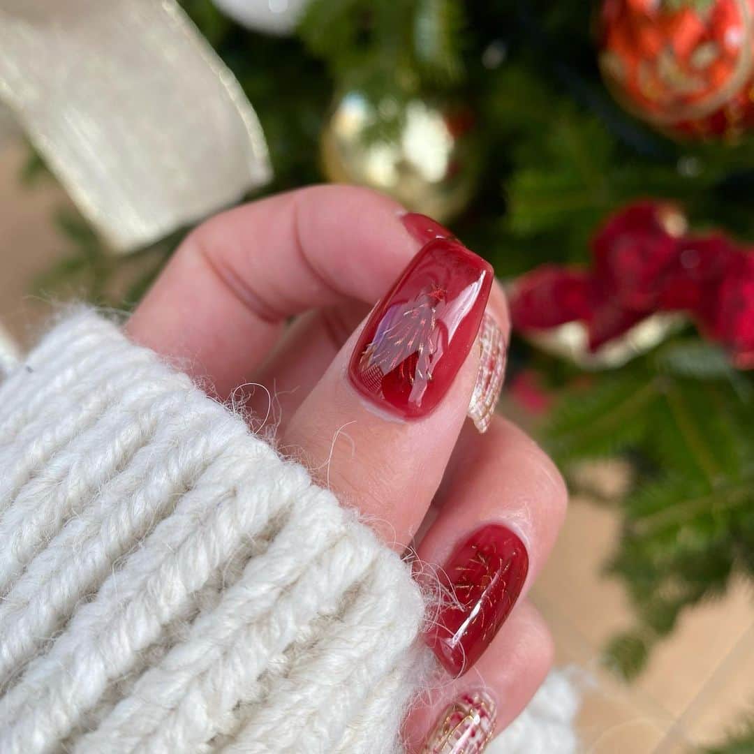 YUKIKOさんのインスタグラム写真 - (YUKIKOInstagram)「. Christmas nails 🎅🏻🎄✨ 赤のネイル意外と初めて♥️ 赤のネイルの指にはさりげなく冬のパーツが、、✨ 雪も降らせてもらいました❄️ ツィードも赤にして冬っぽくて可愛い🫶🏻  一個一個のアートがほんとに丁寧で綺麗🥹💗 @moonlit_airi いつもありがとうございます🌼 初回は私のインスタ見たと伝えてもらうと 1000円オフになるのでよかったら是非😻❤️‍🔥  #冬ネイル #クリスマスネイル #ツィードネイル #赤ネイル #tweednails #winternails #christmasnails」12月19日 20時23分 - 128yukinco