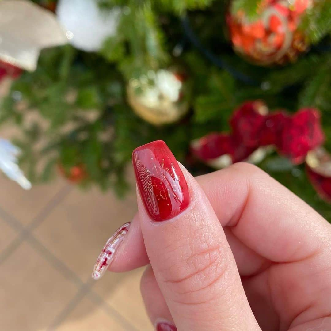 YUKIKOさんのインスタグラム写真 - (YUKIKOInstagram)「. Christmas nails 🎅🏻🎄✨ 赤のネイル意外と初めて♥️ 赤のネイルの指にはさりげなく冬のパーツが、、✨ 雪も降らせてもらいました❄️ ツィードも赤にして冬っぽくて可愛い🫶🏻  一個一個のアートがほんとに丁寧で綺麗🥹💗 @moonlit_airi いつもありがとうございます🌼 初回は私のインスタ見たと伝えてもらうと 1000円オフになるのでよかったら是非😻❤️‍🔥  #冬ネイル #クリスマスネイル #ツィードネイル #赤ネイル #tweednails #winternails #christmasnails」12月19日 20時23分 - 128yukinco