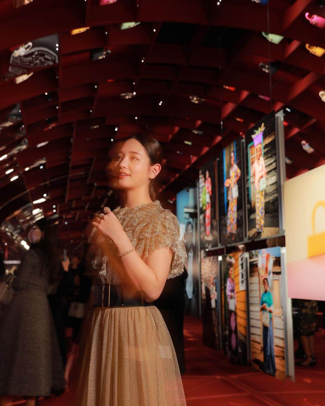 横田真悠さんのインスタグラム写真 - (横田真悠Instagram)「@dior @diorbeauty #DiorDesignerOfDreams #ジャドール   歴史を通じて永遠に輝く数々のスターが着用したドレスが展示された空間は輝きに満ち溢れていました🤍」12月19日 20時30分 - yokota_mayuu