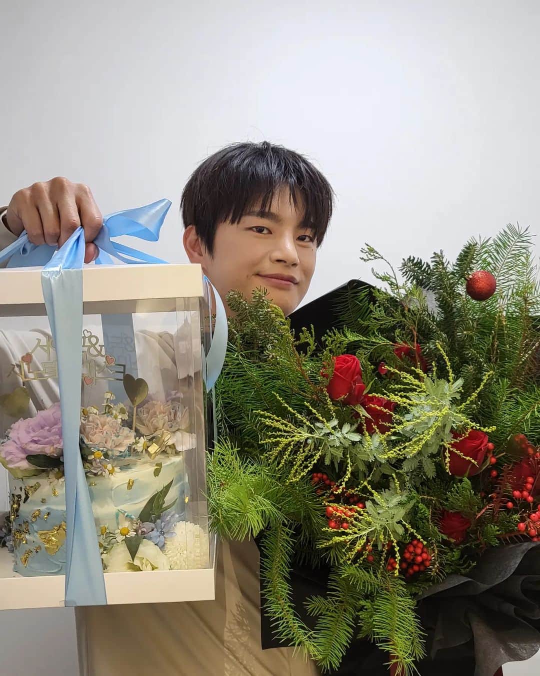 ソ・イングクさんのインスタグラム写真 - (ソ・イングクInstagram)「시노텍스 마스크 광고촬영 🔥   크리스마스 같은 꽃과 케익을 주셔서 너무감사하고 오늘 너무 즐거웠어요!!  많이 기대해주세요!!   #시노텍스마스크#시노텍스#서인국#seoinguk#synotexmask#synotex」12月19日 20時32分 - seo_cccc