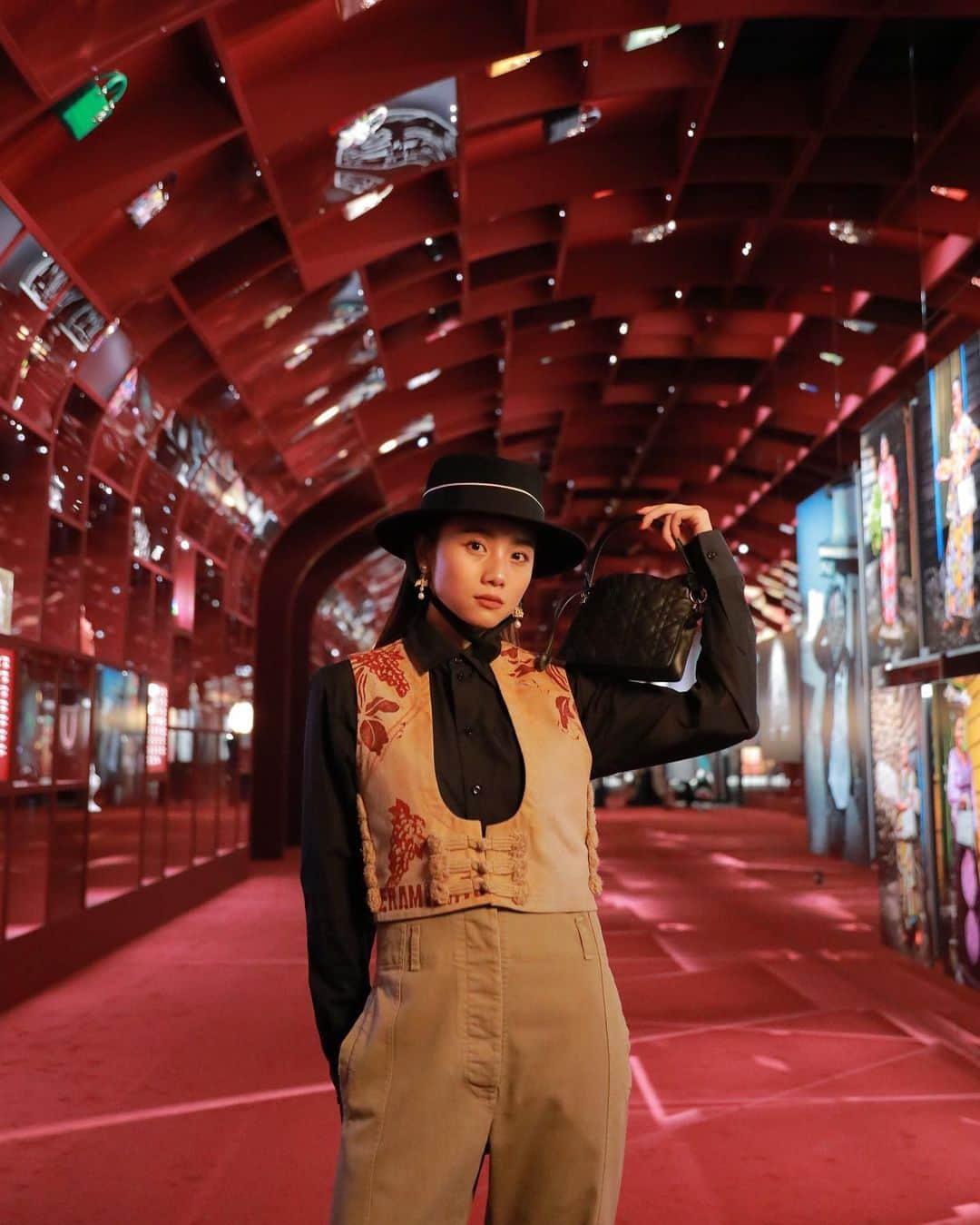 伊原葵さんのインスタグラム写真 - (伊原葵Instagram)「「クリスチャン・ディオール、夢のクチュリエ」展が開幕されたのでお邪魔してきました✨  東京都現代美術館で開幕2022年12月21日から2023年5月28日まで開催です🌹  ほんとーに夢のような空間で目がキラキラしてたと思う🥺 すごく素敵なので、ぜひ皆様も行ってみてください♡  @DIOR #Dior #ディオール #DiorDesignerOfDreams #ad」12月19日 21時10分 - aoi186