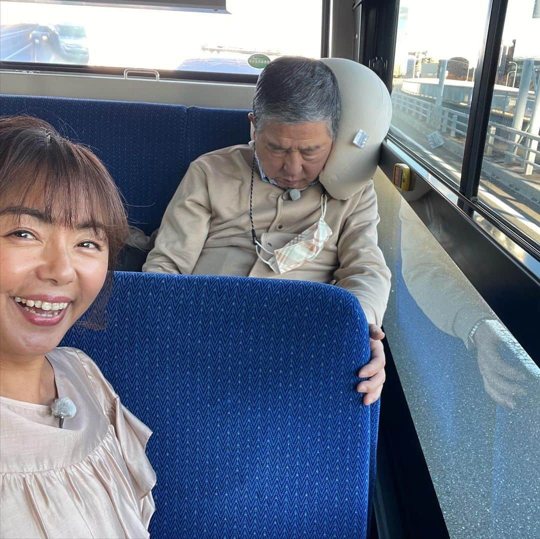 田中律子さんのインスタグラム写真 - (田中律子Instagram)「『路線バスで寄り道の旅』🚌  今年ラストロケーーー🚌🚌🚌 最高ステキなゲストさまと、朝からロケして、幸せな時間でございましたーー❤️  今年もこうしてたくさんバス旅🚌ロケが出来てホントに幸せです✨みなさんにたくさん見て頂いて📺Instagramにもコメントしていただいて、感謝です❤️ また来年もみなさま、楽しみにしていてくださいね🚌  #路線バスで寄り道の旅  #テレビ朝日 #バス旅  #徳さん安定の爆睡  #今年もありがとうございました」12月19日 21時17分 - ri2kotanaka