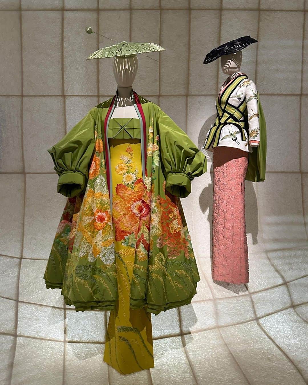 マドモアゼル・ユリアさんのインスタグラム写真 - (マドモアゼル・ユリアInstagram)「「クリスチャン・ディオール、夢のクチュリエ」展が東京都現代美術館で開幕しました👏🏻👏🏻👏🏻👏🏻  数年前にパリで拝見したこちらの展示が日本に来る事を心待ちにしていました😌✨ 日本での開催にあたり、パリで見た時よりもジャポニズムや日本との結びつきのお話にクローズアップされている展示が多く、とっても興味深かったです。ファッションが好きな人は勿論、お着物好きな人も必見です！😳  今日はピンク色のレディーディオールのバッグに合わせて、西洋文化にお着物がインスパイアされていた時代のアールヌーボー調のデザインのアンティークのお着物をチョイスしました。描かれているカトレアは、春／秋／冬に着用できるモチーフです☺️ １枚目のお写真は、憧れの京マチ子さんがお着物でパリのブティックを訪れた際のお写真が飾ってありました☺️  @Dior #Dior #ディオール #DiorDesignerOfDreams」12月19日 21時48分 - mademoiselle_yulia
