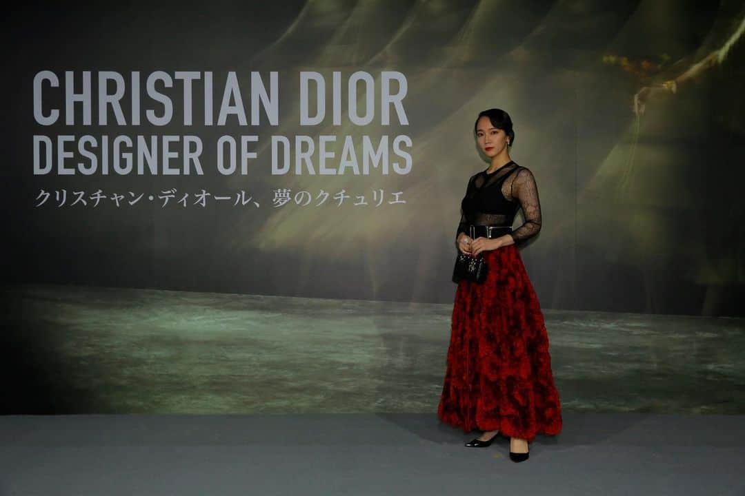吉岡里帆さんのインスタグラム写真 - (吉岡里帆Instagram)「夢うつつでときめく日となりました。  「クリスチャン・ディオール、夢のクチュリエ」展 ご招待頂きました🌹  まさに夢のような世界。 うっとりするクチュールのドレスから、これまでのDiorの歴史と日本との深い縁を感じられる特別な体験…  海外での巡回をニュースで見てからずっと気になっていましたが、やっと見ることができました！感動でした。 日本での開催に確かな意味を感じる展示。 ぜひ多くの方に近くで見て頂きたいです。 本当に素敵ですよ❤︎   2022年12月21日から2023年5月28日まで、 東京都現代美術館で開催です。   @Dior  #Dior #ディオール  #DiorDesignerOfDreams  #ディオールファインジュエリー」12月19日 22時01分 - riho_yoshioka