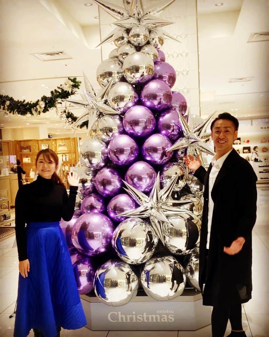 内山絵里加さんのインスタグラム写真 - (内山絵里加Instagram)「・ ・ もうすぐクリスマスですね❤︎ いま、遠鉄百貨店 @endepa_official のクリスマスが とっても素敵🌲 ・ ２５日まで、全国で活躍している浜松市在住のバルーンアーティスト・YOHEI @youheifca さんとコラボして、素敵な装飾を展開中なんですよ🎈❤︎ ・ ▶︎1枚目：3階イコイスクエアのフォトスポット ▶︎3枚目:本館1階のツリー ▶︎4枚目:新館1階のツリー ・ どこを見ても YOHEIさんの素敵なセンスが光っていて、こころが躍ります🩰♩ みなさんは、どのツリーが好きですか？ ・ ただいまXmasフォトコンテストも開催中！ #えんてつクリスマス をつけて投稿をすると 豪華な商品が当たるチャンスが❤︎ ・ この日もたくさんお買い物したのに 次の日も遠鉄に買い物へ行ったわたし。。 クリスマスまであと何回行くのだろう。。 ・ 素敵なものと装飾であふれた 遠鉄百貨店でぜひぜひ 素敵なクリスマスをお過ごしください🌲🦌♥️ ・ #浜松 #遠鉄百貨店 #クリスマス #クリスマスツリー」12月19日 22時42分 - erika.uchiyama1129