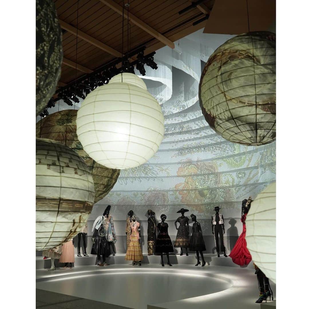 松島花さんのインスタグラム写真 - (松島花Instagram)「: 『クリスチャン・ディオール 夢のクチュリエ』 展が 東京都現代美術館で開幕🌹 : ディオールと日本との深い絆を称える特別な 展覧会です👠過去から現在までのアクセサリーや オートクチュールの数々、歴代のクリエイティブ  ディレクターたちが考案した作品のひとつひとつが 公開されています👗✨ 2022年12月21日から2023年5月28日までです♪ 皆さん、ぜひぜひ足をお運びください❤️ : 私も今日だけでは時間が足りず、またプライベートで じっくり時間をかけて見たいと思います🥰 @DIOR  #Dior  #DiorDesignerOfDreams #ディオール #ディオールファインジュエリー」12月19日 22時48分 - hana_matsushima_official