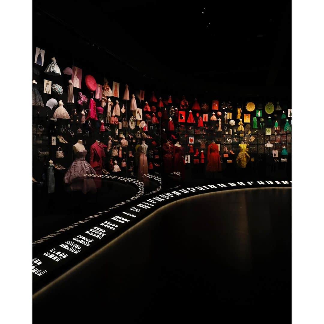 松島花さんのインスタグラム写真 - (松島花Instagram)「: 『クリスチャン・ディオール 夢のクチュリエ』 展が 東京都現代美術館で開幕🌹 : ディオールと日本との深い絆を称える特別な 展覧会です👠過去から現在までのアクセサリーや オートクチュールの数々、歴代のクリエイティブ  ディレクターたちが考案した作品のひとつひとつが 公開されています👗✨ 2022年12月21日から2023年5月28日までです♪ 皆さん、ぜひぜひ足をお運びください❤️ : 私も今日だけでは時間が足りず、またプライベートで じっくり時間をかけて見たいと思います🥰 @DIOR  #Dior  #DiorDesignerOfDreams #ディオール #ディオールファインジュエリー」12月19日 22時48分 - hana_matsushima_official