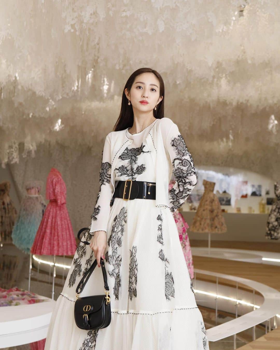 堀田茜さんのインスタグラム写真 - (堀田茜Instagram)「「クリスチャン・ディオール、夢のクチュリエ」展 東京都現代美術館で開幕します💎 繊細で可憐で思わず息を呑んでしまう美しさでした。夢のような空間、見応えありすぎ。！ これは絶対にこの機会に見に行ってほしい！🌹 とても素敵な機会をありがとうございました🤍  @Dior #Dior #DiorDesignerOfDreams」12月19日 23時09分 - akanehotta