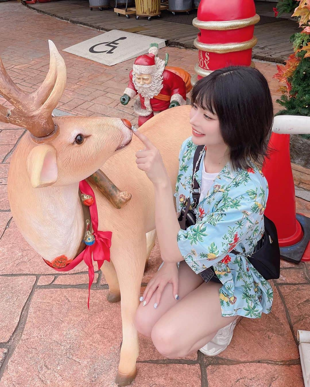 米倉みゆさんのインスタグラム写真 - (米倉みゆInstagram)「つんつん🦌 夏のクリスマス楽しかったな~🎄🦌🛷🎅🏻´-⛄️🌟 . 24日は都内でイベントやってるので 会いに来て欲しいよー！ 詳細はハイライトのスケジュールから！！ . . . . .  . . . .  . #沖縄 #沖縄旅行 #沖縄観光 #沖縄カフェ #沖縄グルメ #沖縄ランチ #沖縄料理 #沖縄県 #沖縄好きな人と繋がりたい #アロハシャツ #アメリカンビレッジ #北谷アメリカンビレッジ #北谷 #デポアイランド #クリスマス #クリスマスツリー #クリスマスマーケット #かりゆしウェア #ハーフパンツ #ショートパンツ #アレキサンダーワン #スニーカー #プラダ #外ハネボブ #インナーカラー #脚フェチ #脚 #okinawa #americanvillage #christmas」12月20日 1時16分 - yone__miyu630