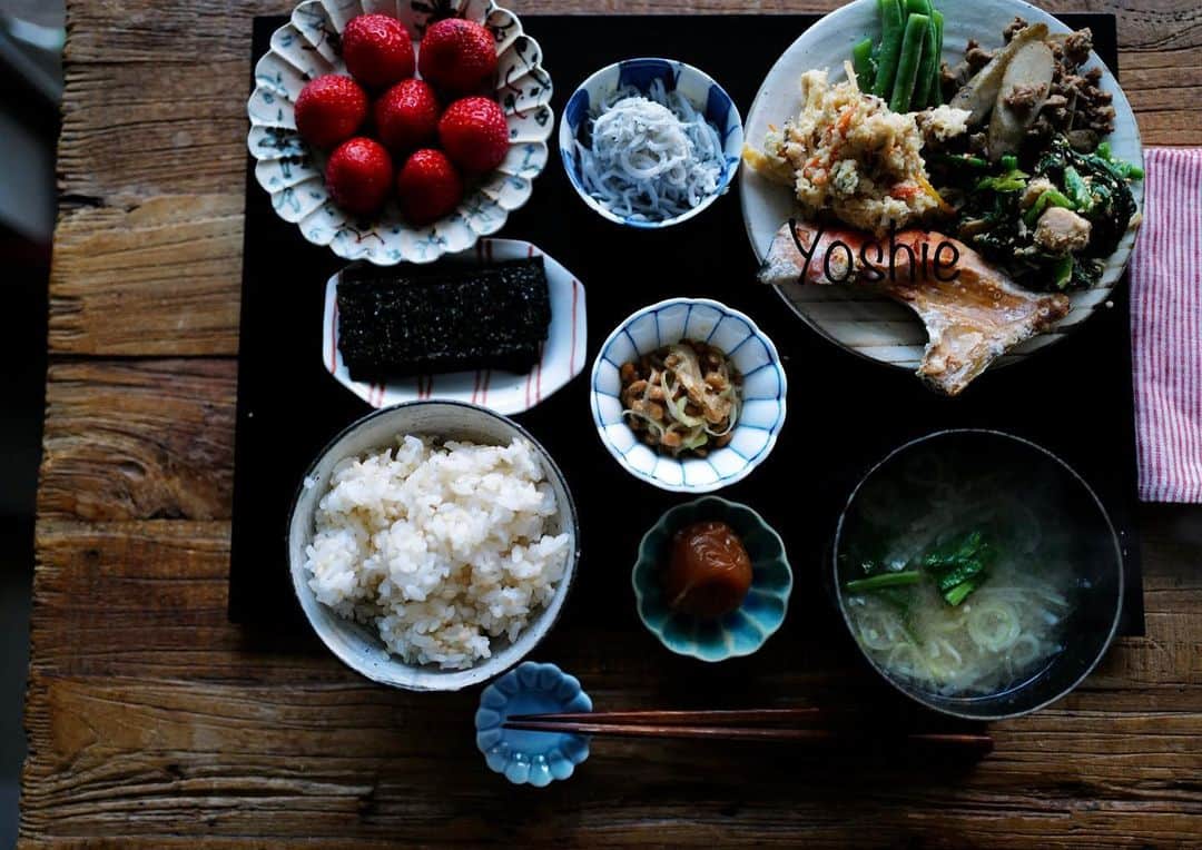 草間淑江さんのインスタグラム写真 - (草間淑江Instagram)「みなさまおはようございます。  １２月２０日の朝です。  今朝は、鮭焼き、牛蒡と豚ひき肉の甘辛炒め、納豆、ほうれん草とツナと塩昆布の和物、おから、しらす、梅干し、海苔、大根と菜の花のお味噌汁、玄米＆白米ご飯、いちご。  週に１回は食べたくなる鮭。  今朝はカマの部分にしました。  それと、ちょこちょこおかずを１皿に盛り付けて。  今朝もしっかりいただきました。  ご馳走様でした☺️🙏  さて、寒いですが晴れて気持ちがいいです☀️  皆様素敵な１日をお過ごしください❤️  #朝食#鮭焼き#おから#ほうれん草とツナの和え物 #納豆#豚ひき肉と牛蒡の甘辛煮#インゲン#しらす #朝の果物は金 #今朝も感謝 #ご馳走様でした🙏」12月20日 8時09分 - yoshie_kusama