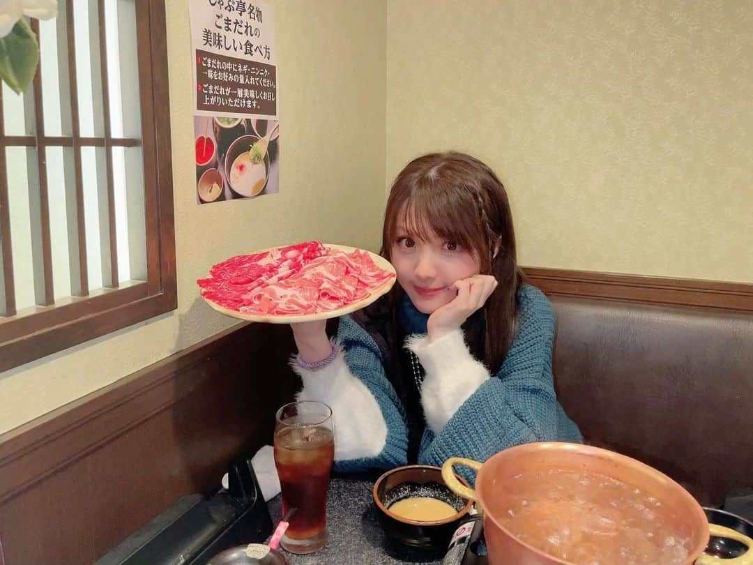 田中れいなさんのインスタグラム写真 - (田中れいなInstagram)「. お昼はたこ焼き、夜はしゃぶしゃぶ食べた🐮 ここのごまだれおいしすぎる！ お鍋は1人にひとつあるけん今のご時世でも安心やし 自分が食べたいように自由に食べられたよ😌✨ しゃぶ亭行った事ある人〜？👂 ・‥…━━━☞・‥…━━━☞ #大阪グルメ #しゃぶ亭」12月20日 10時44分 - tanakareina.lovendor