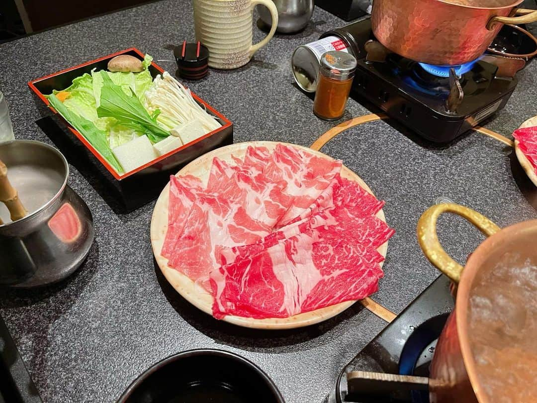 田中れいなさんのインスタグラム写真 - (田中れいなInstagram)「. お昼はたこ焼き、夜はしゃぶしゃぶ食べた🐮 ここのごまだれおいしすぎる！ お鍋は1人にひとつあるけん今のご時世でも安心やし 自分が食べたいように自由に食べられたよ😌✨ しゃぶ亭行った事ある人〜？👂 ・‥…━━━☞・‥…━━━☞ #大阪グルメ #しゃぶ亭」12月20日 10時44分 - tanakareina.lovendor