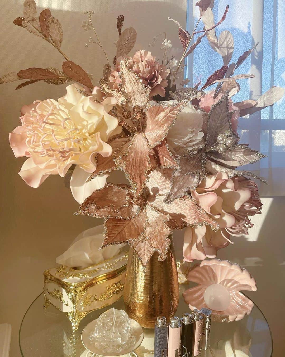 桜井莉菜さんのインスタグラム写真 - (桜井莉菜Instagram)「【 @francfranc_official 】の お花が飾りたくて💐 やっと完成した☺️💕 ツリー買うかお花買うか迷ったんだけど、ツリーだとずっとは飾っておけないから、こっちにしたのん☺️ 1回目買ってきた時は何か諸々物足りなくて… その上少し家開けてる間に地震あって帰ってきたら見事に花瓶ごと割れてて大惨事に😱😱😱 なので、花瓶と更にお花買い足してやっと完成🫣💗✨ 大満足💓💓💓💓💓  #フランフラン#フランフラン購入品#francfranc#franfranのある生活#フランフランのある生活#花#花瓶」12月20日 11時08分 - rina__sakurai