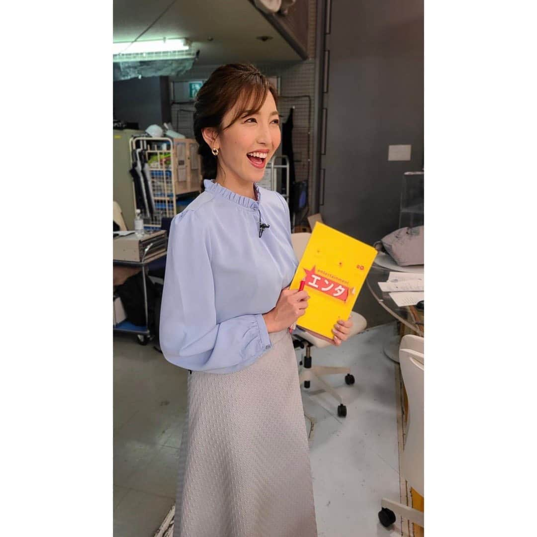 小澤陽子さんのインスタグラム写真 - (小澤陽子Instagram)「💐  愛たっぷりな動画をありがとうございます🥲🤍  先週金曜のイット！内でもお伝えしましたが、 年始から『Live News α』MCに就くため、 先週金曜で、〝金曜エンタ〟としては 『イット！』最後となりました☺️💐  2018年10月『プライムニュースイブニング』時代からの ４年３ヶ月。  夕刊は、私の報道のはじまりで、フィールドキャスター として沢山の現場経験を積ませていただき、 スタジオでは、加藤さんと齋藤先生との 好評だったコーナー『注目ワードかけてみた』👐🏻 『金曜エンタ』と、本当に大切に育てていただきました。  またゆっくり現場については振り返りたいな💭  私の報道の原点。 ありがとうございました！！！！！   #repost @livenews_it   小澤キャスター、エンタとしてラストとなった金曜OA後、宮司キャスターとガチャピンから花束💐 その様子をご紹介します💓 #小澤陽子  @yoko.ozawa729 　 #榎並大二郎　@enami_daijiro #宮司愛海 　@manami_miyaji  #石本沙織 #木村拓也 　@takuya.kimura0801  #ガチャピン @gachapin_official  #勝野健  @ken.katsuno  #フジテレビ #イット」12月20日 12時11分 - yoko.ozawa729