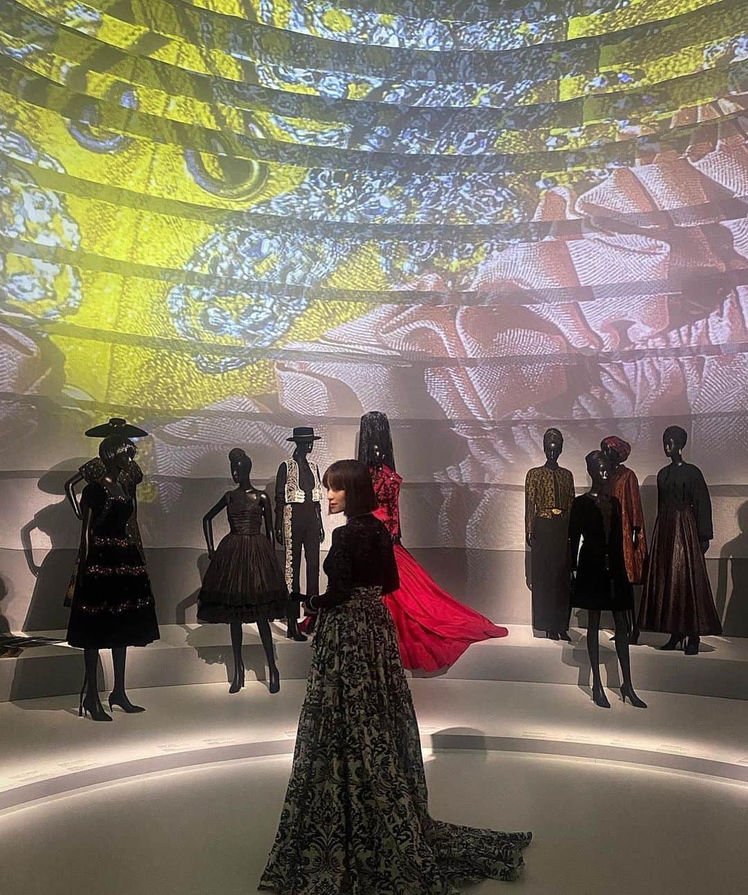 中村アンさんのインスタグラム写真 - (中村アンInstagram)「クリスチャン・ディオール 夢のクチュリエ展 が日本へやってきました。  素晴らしすぎる空間の中で DIORの歴史に触れ よりDIORへの愛が深まる展示です🎡  @Dior  #DiorDesignerOfDreams #Dior」12月20日 13時16分 - cocoannne