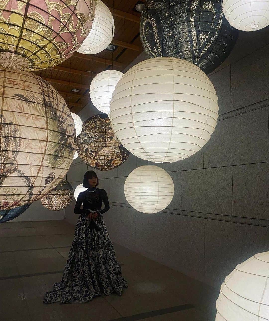 中村アンさんのインスタグラム写真 - (中村アンInstagram)「クリスチャン・ディオール 夢のクチュリエ展 が日本へやってきました。  素晴らしすぎる空間の中で DIORの歴史に触れ よりDIORへの愛が深まる展示です🎡  @Dior  #DiorDesignerOfDreams #Dior」12月20日 13時16分 - cocoannne