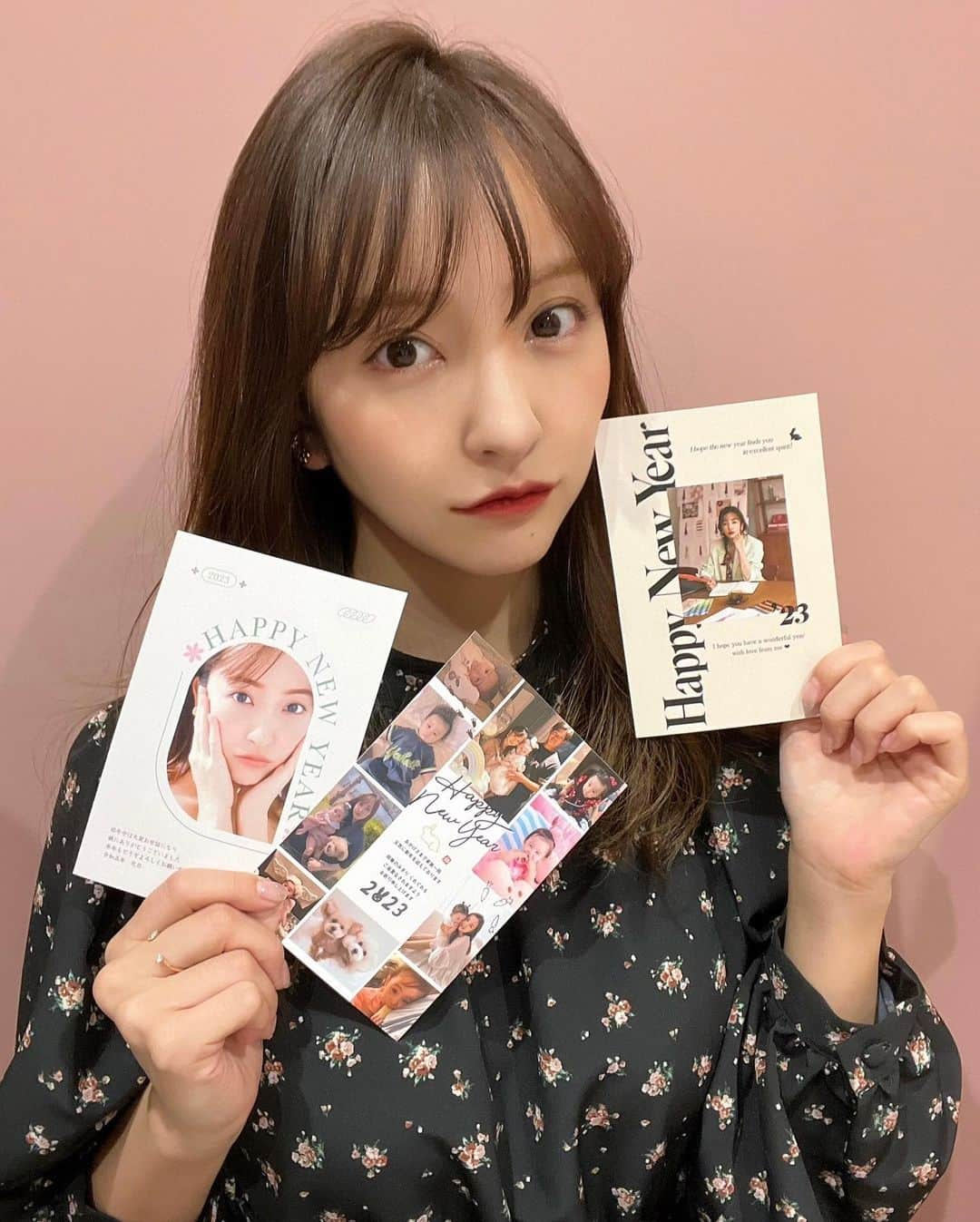 板野友美さんのインスタグラム写真 - (板野友美Instagram)「今年も【スマホで年賀状】で 年賀状を作りました🐰❤️‍🔥  たくさんの可愛いデザインテンプレートがあるので 写真を選ぶだけでとっても簡単にオシャレ年賀状が🫶🏻  年賀状メッセージも参考文がいくつかあったり イラストやスタンプも盛りだくさん😌 作成したデザインを無料でハガキに印刷してお届けする機能も あるのでとても便利です♪  デザインが決まってからは、 自分の住所宛に送る事もできるし、 相手の住所を記載して送ってもらう事もできます🪞🪄*ﾟ  年賀状を送る習慣も昔よりかは少なくなってきましたが とっても可愛い年賀状がたくさん作れるので 親戚や両親には家族の記念写真として送ったり 私は自分のお家用にポストカードとして 作ったりもしています🎟️  こちらのクーポンを使えば 印刷料金10%OFFになるみたいなので 是非試してみてください♪  クーポンコード🗝 1015-6431-5854  #スマホで年賀状 #年賀状 #アプリで年賀状  @sumaho_de_nengajo」12月20日 14時09分 - tomo.i_0703