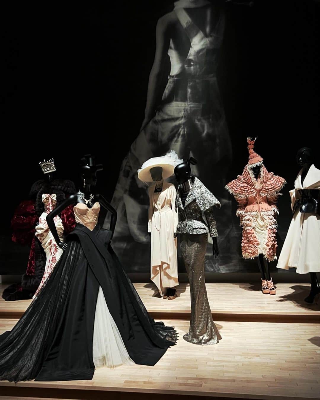 冨永愛さんのインスタグラム写真 - (冨永愛Instagram)「⁡ @Dior 「クリスチャン・ディオール　夢のクチュリエ展」 私が歩いたランウェイのコレクションも並んでいます❤︎ 見応えありです 12月21日〜2023年5月28日 ⁡ #DiorDesignerOFDreams #Dior #ディオール #ファッションとは夢である ⁡」12月20日 17時08分 - ai_tominaga_official