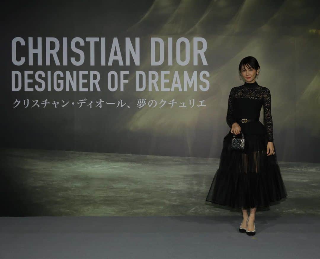 倉科カナさんのインスタグラム写真 - (倉科カナInstagram)「「クリスチャン・ディオール、夢のクチュリエ」展のイベントに参加しました☺️✨  DIORの歴史が感じられる展示会となっております☺️ 本当に素敵です！！ 私ももう一回観に行きたい、、、🥹✨✨  12月21日から2023年5月28日まで開催してますので！みなさんも是非です☺️  @Dior #Dior #ディオール #DiorDesignerOfDreams  #ディオールファインジュエリー」12月20日 18時51分 - kanakurashina_official