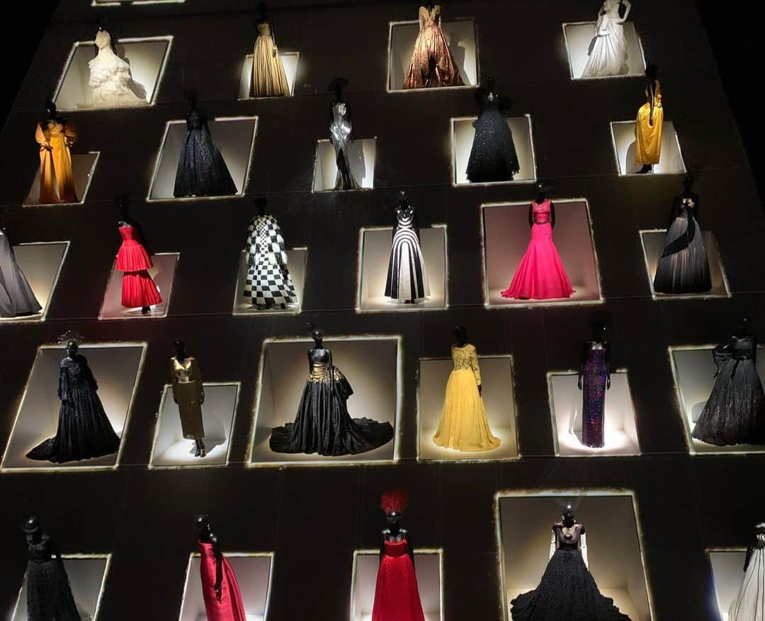 倉科カナさんのインスタグラム写真 - (倉科カナInstagram)「「クリスチャン・ディオール、夢のクチュリエ」展のイベントに参加しました☺️✨  DIORの歴史が感じられる展示会となっております☺️ 本当に素敵です！！ 私ももう一回観に行きたい、、、🥹✨✨  12月21日から2023年5月28日まで開催してますので！みなさんも是非です☺️  @Dior #Dior #ディオール #DiorDesignerOfDreams  #ディオールファインジュエリー」12月20日 18時51分 - kanakurashina_official