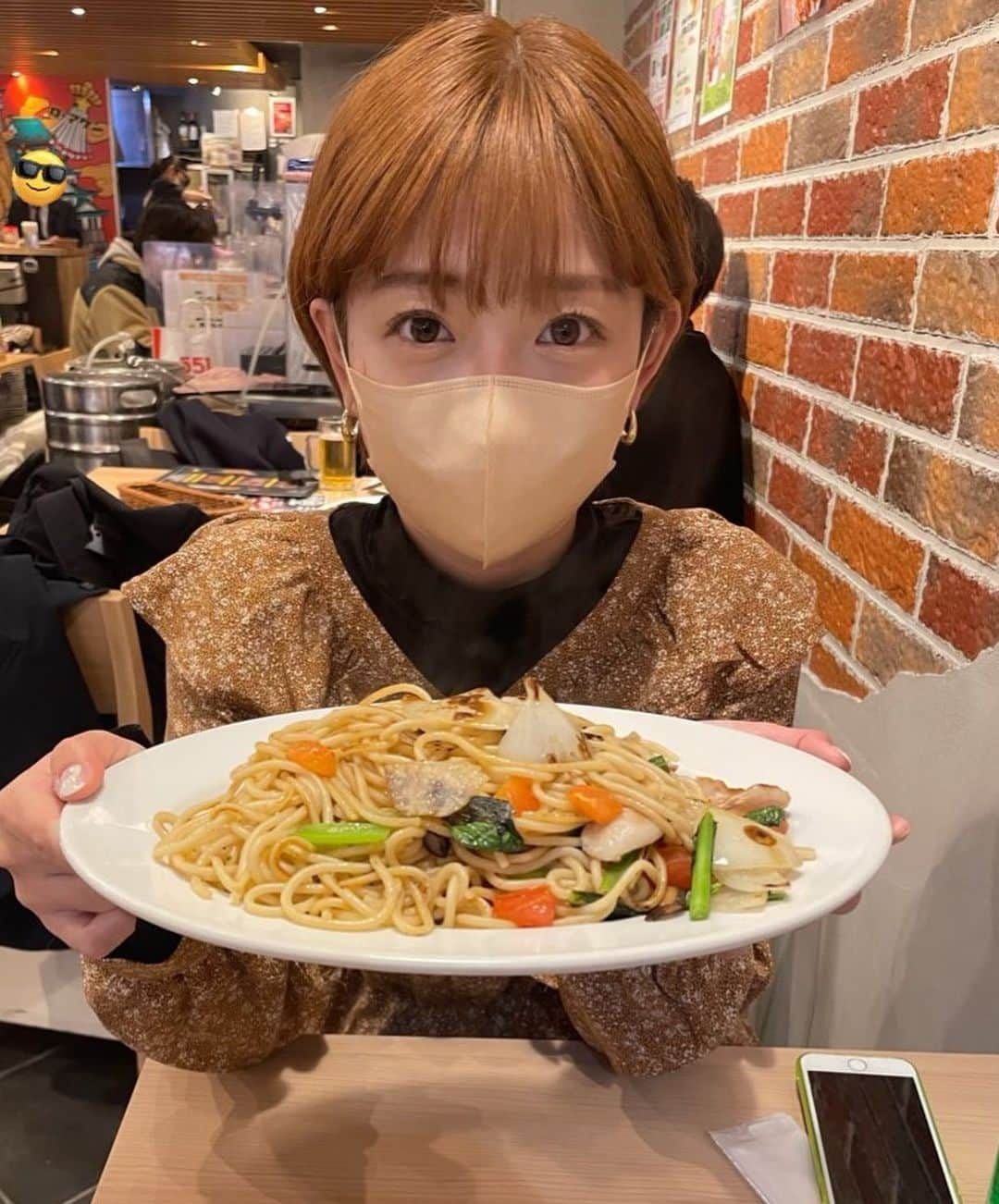 紗倉まなさんのインスタグラム写真 - (紗倉まなInstagram)「大盛りキボンヌして無我夢中で食べている私の目の前でマネージャーさんは普通盛りを凄く綺麗に食してて何かしらの差を感じた。 マスクからはみ出ている主張の激しい絆創膏(右頬)はこの間ピコレーザーで焼いたシミ。  全部アラサーの本気🍝💆‍♀️」12月20日 19時15分 - sakuramanateee