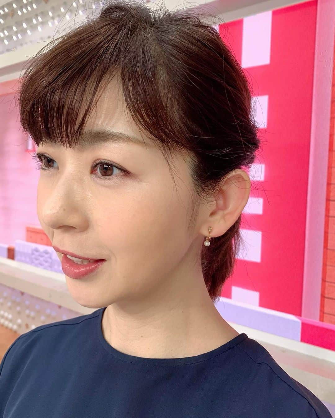 松尾由美子さんのインスタグラム写真 - (松尾由美子Instagram)「. こんばんは。 ショクダイオオコンニャクのニュースがありました。 かつて私もコンニャクの花を取材して嗅いだことがありましたが 焼き魚を放置してカビが生えた臭いがした、と当時のブログにありました。 掘り起こしたのでストーリーに貼ってみます。 アナウンサーズインスタグラムでは、 連日インスタライブが行われています。 可愛い後輩たちをぜひ応援してね💕  ブラウス、スカート MIKAKO NAKAMURA @mikakonakamura_official  アクセサリー 4℃ @4c_jewelry  ネイビーのワンカラーコーデ。 トーンの明るいネイビーで柔らかい雰囲気に。 ブラウスを合わせてドレッシーな着こなしになります。  #松尾由美子 #松尾と服 #スーパーJチャンネル #Jチャン #テレビ朝日 #アナウンサー」12月20日 19時30分 - yumikomatsuo5