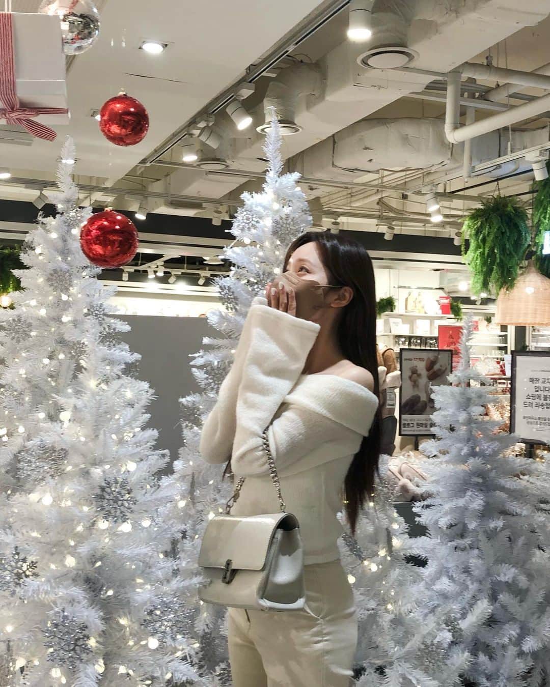 キム・ナヒさんのインスタグラム写真 - (キム・ナヒInstagram)「다가오는 중요한 날들에 어울릴 제품들로 꾸려온 이번 업데이트 🧸🎁  Comely u 사이트에 오픈 완료! @comelyu_official」12月20日 20時12分 - knhs2