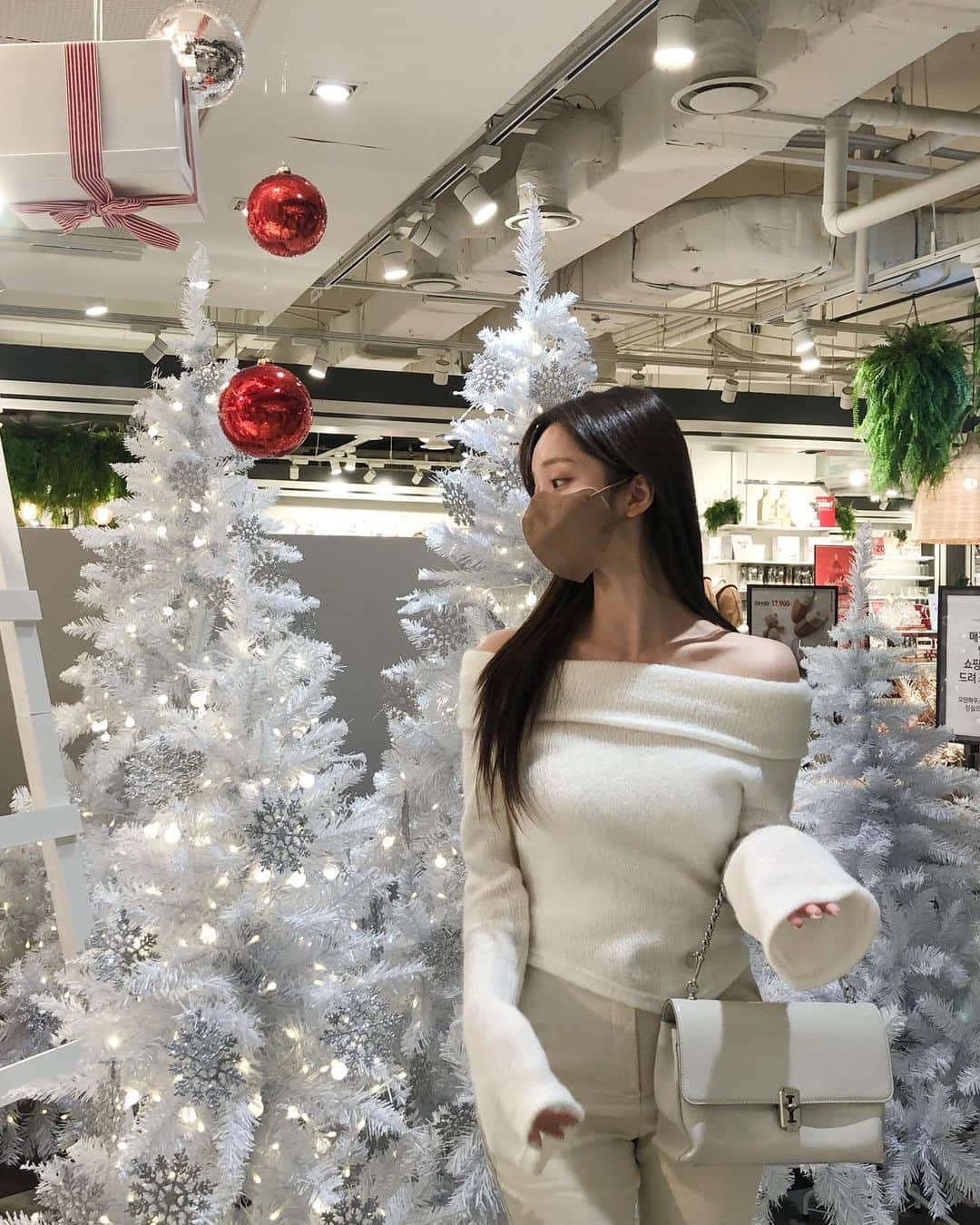 キム・ナヒさんのインスタグラム写真 - (キム・ナヒInstagram)「다가오는 중요한 날들에 어울릴 제품들로 꾸려온 이번 업데이트 🧸🎁  Comely u 사이트에 오픈 완료! @comelyu_official」12月20日 20時12分 - knhs2