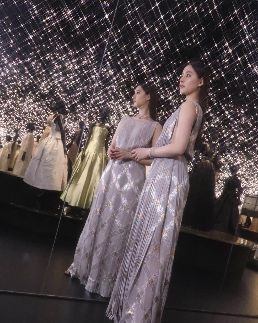新木優子さんのインスタグラム写真 - (新木優子Instagram)「「クリスチャン・ディオール、夢のクチュリエ」展  一歩足を踏み入れたら別世界にいるような気分に、、。 今までのDiorの歴史を遡り時代によって女性のファッションのあり方が見れたり、Diorのドレスが見ているだけで素敵な気持ちにさせてくれる理由が知れば知るほど分かっていくような、、まさに夢のような展示ばかりでした、、♡  2022/12/21〜2023/5/28 開催です！ぜひ✨  @dior @diorbeauty  #Dior #ディオール #DiorDesignerOfDreams #ディオールファインジュエリー」12月20日 20時40分 - yuuuuukko_