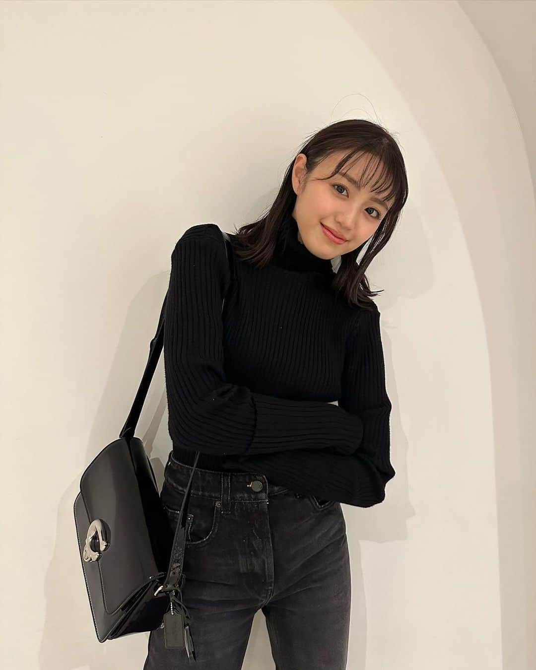 香音さんのインスタグラム写真 - (香音Instagram)「🖤💼  形がかわいいストゥディオバッグ、これから沢山お出かけしようね〜💼🎄  #CoachJapan #CoachNY #CoachHoliday#コーチホリデー @coach @coach_japan」12月20日 21時01分 - kanon420_official