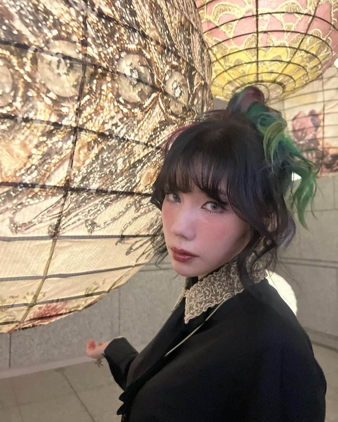 仲里依紗さんのインスタグラム写真 - (仲里依紗Instagram)「🪄👸✨♥️🌌🌟🌈🎄  @dior   #dior  #ディオール   #diordesignerofdreams   hair&make💄 @nasup」12月20日 21時13分 - riisa1018naka