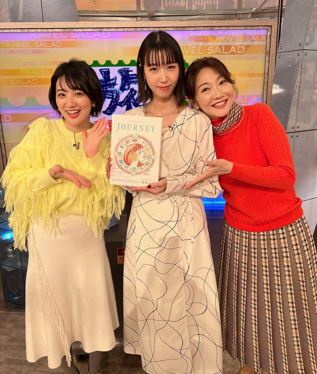 東留伽さんのインスタグラム写真 - (東留伽Instagram)「山代エンナさんの画集、明日から発売です！💓 @ennayamashiro  ． 世界各国のイラストやエンナさんの今までの作品がぎゅーっと詰まっていて、見応え200%でした😆 ぜひ皆さんもご覧ください！ ． ． すっかりクリスマスモードのスタジオ🎄 次回はクリスマスイブの放送で、年内ラストです…！ 秋田県の美味しいもの楽しみにしててくださいね。 ． #旅サラダ #コレうまの旅 #アナウンサー #衣装 #クリスマス #もうすぐ🎄 #山代エンナ さん #journey #画集」12月20日 21時49分 - azumaruka_abc