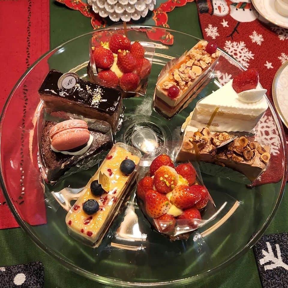 武東由美さんのインスタグラム写真 - (武東由美Instagram)「ワンちゃんクリスマス会！ サラダが大人気でした！ ステーキもいいけれど、おあげがまたまた人気！ お友達が持って来てくれたケーキがすごく華やかでした  #武東由美#モト冬樹#サラダ#クリスマスパーティー準備 #クリスマスツリー #クリスマスサラダ #パーティーサラダ #ステーキ #おあげ #ヨークシャーテリア大好き #ヨーキー倶楽部 #ヨーキー#yorkshireterrier #yorkie #60代の暮らし方 #60代女子 #60代」12月20日 22時30分 - pochalime12