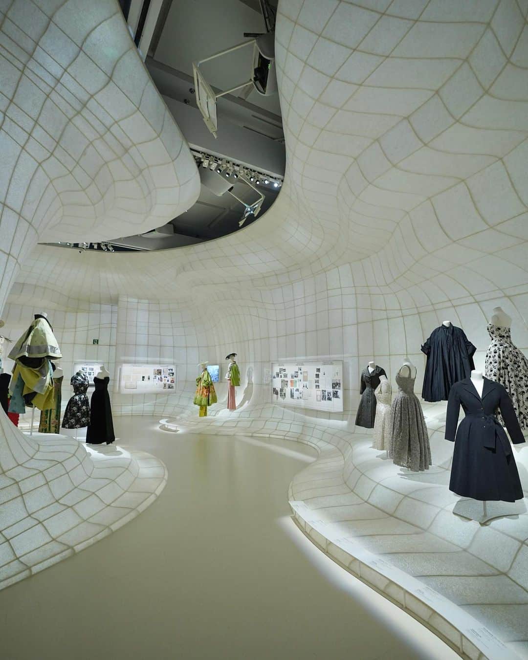 木村心美さんのインスタグラム写真 - (木村心美Instagram)「The art of Dior × Japan. Japonisme at its finest✨✨Stunning. @dior @diorbeauty  あまりに素敵な空間でした。連投しちゃうぜー！🔥 ・ #ディオール #DiorDesignerOfDreams　#ディオールファインジュエリー ・  #毎日投稿何日目？」12月20日 23時13分 - cocomi_553_official