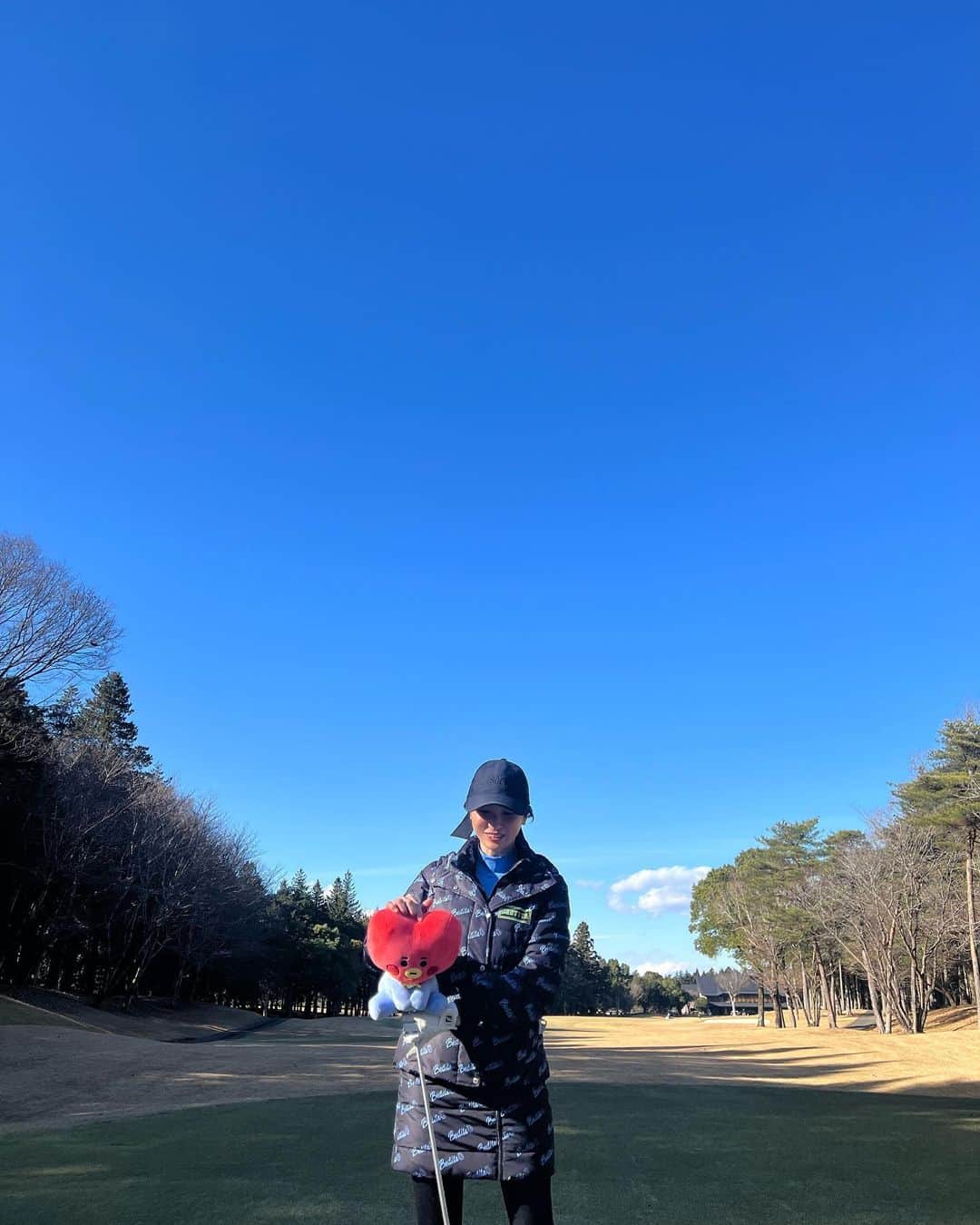 戸田れいさんのインスタグラム写真 - (戸田れいInstagram)「ゴルフ日和🏌️‍♀️💙  @bestitagolf の冬の新作ゴルフウェア、とても温かいし、途中暑くなってきたら袖取ってベストにもなるからめちゃくちゃ万能🥰  インナーの色も大好きな青にしたよん💙  寒いから暖かくなったらね！って言って毎年冬ゴルフは避けてきていだけど、やっぱり間を空けちゃうとすぐ悪い癖が出てきちゃうから真冬ゴルフも頑張ることに決めました✌️  ゴルフを始めて来年で10年❣️ 一度もクラブを変えていないので(初心者用のまま🤣)来年は一式買い替えたいと思います💚  そんな小さな目標が、来年にはあります😇✌️  #ゴルフ女子」12月20日 23時14分 - rei_toda