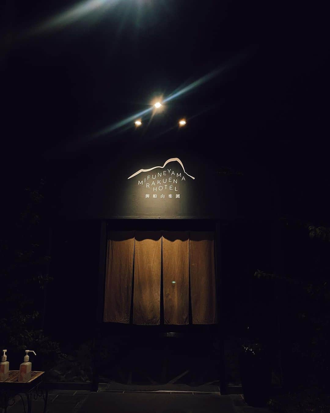 わちみなみさんのインスタグラム写真 - (わちみなみInstagram)「御船山楽園ホテルの らかんの湯🧖‍♀️ そのあと行った井出ちゃんぽん。 本店に初めて行きました。武雄が本店だったとは！ 懐かしの味です　塾の前とか食べてましたね この地はちゃんぽんと餃子が有名みたいです。  サウナ室は三つあって 一つは人よりも大きいサウナストーブにびっくり ロウリュしてよいのか迷うぐらい！  もう一つは、よくサウナ誌でみかける白サウナ。アイスロウリュしてシロクマになった気分で入りました🐻‍❄️  お気に入りだったのは、スチームサウナ。床も壁も綺麗な白い石のタイルで蒸されるのが癒しだったなあ。  そして休憩スペースには暖炉があってゆらゆら炎を眺めながらいただく塩プリン(や、ドライフルーツなど置いてある)は最高でした。  サウナが有名だけど、やはり元々有名なお湯がかなりよかった😊 武雄温泉は1300年の歴史ある温泉で、弱アルカリ単純泉で肌になじんでしっとり保湿されることから美人の湯と呼ばれているそう。  最近サウナに行って注目してみてしまうのは、タイルとスチームサウナと、薬湯！  #サウナ #サ活　#サ旅 #sauna #spa #らかんの湯  #御船山楽園」12月21日 9時59分 - wacchime