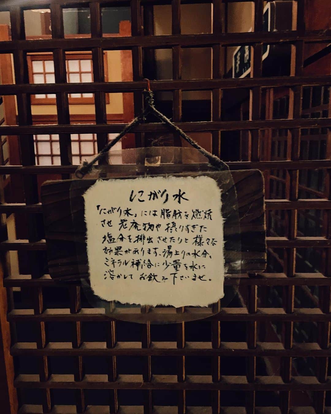 わちみなみさんのインスタグラム写真 - (わちみなみInstagram)「御船山楽園ホテルの らかんの湯🧖‍♀️ そのあと行った井出ちゃんぽん。 本店に初めて行きました。武雄が本店だったとは！ 懐かしの味です　塾の前とか食べてましたね この地はちゃんぽんと餃子が有名みたいです。  サウナ室は三つあって 一つは人よりも大きいサウナストーブにびっくり ロウリュしてよいのか迷うぐらい！  もう一つは、よくサウナ誌でみかける白サウナ。アイスロウリュしてシロクマになった気分で入りました🐻‍❄️  お気に入りだったのは、スチームサウナ。床も壁も綺麗な白い石のタイルで蒸されるのが癒しだったなあ。  そして休憩スペースには暖炉があってゆらゆら炎を眺めながらいただく塩プリン(や、ドライフルーツなど置いてある)は最高でした。  サウナが有名だけど、やはり元々有名なお湯がかなりよかった😊 武雄温泉は1300年の歴史ある温泉で、弱アルカリ単純泉で肌になじんでしっとり保湿されることから美人の湯と呼ばれているそう。  最近サウナに行って注目してみてしまうのは、タイルとスチームサウナと、薬湯！  #サウナ #サ活　#サ旅 #sauna #spa #らかんの湯  #御船山楽園」12月21日 9時59分 - wacchime
