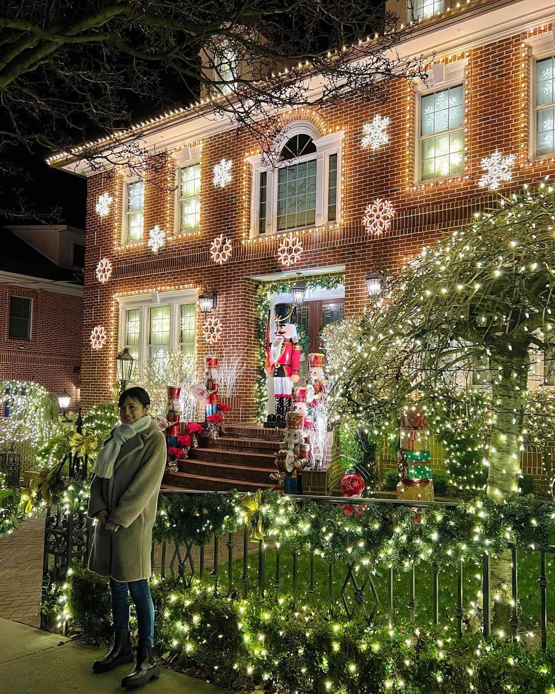 久慈暁子さんのインスタグラム写真 - (久慈暁子Instagram)「* Dyker Heights 🏡 ブルックリンの高級住宅街の豪華なイルミネーション🌟 元祖ルーシーさんのお家は世界各国から 人形を飾ってほしいと送られてくるそう🎄 クリスマスまでもう少し🎄🤍 * #dykerheights #NY #イルミネーション」12月21日 12時10分 - kuji_akiko