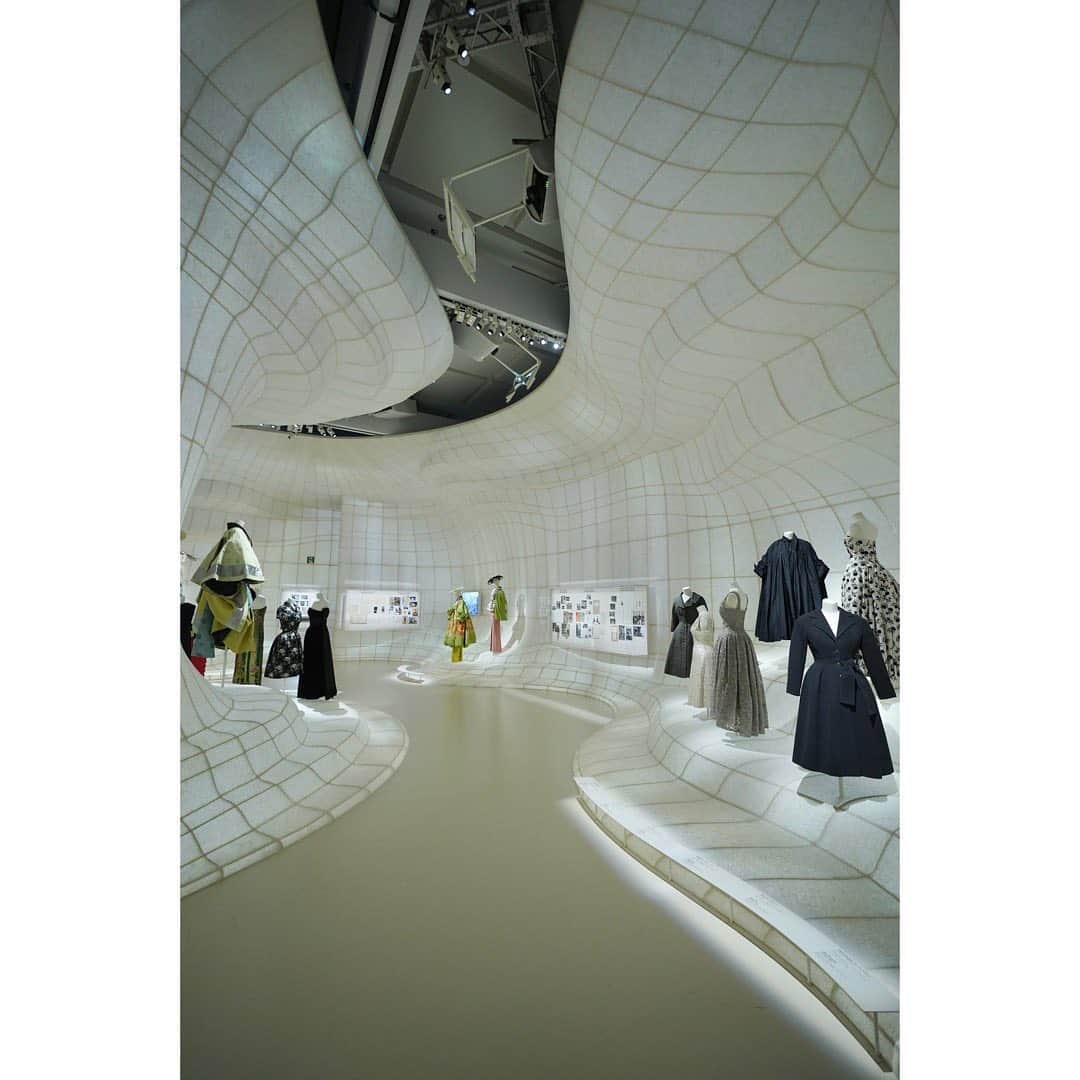 柴咲コウさんのインスタグラム写真 - (柴咲コウInstagram)「「クリスチャン・ディオール、夢のクチュリエ」展が東京都現代美術館で開幕。期間は2022年12月21日から2023年5月28日まで。  パリ装飾芸術美術館を皮切りに、ロンドン、ニューヨーク、上海での展覧会を手掛けてきたフロランス・ミュラーのキュレーション。  先日、ひと足先に拝見致しました。  ムッシュ・ディオールの、 ”私の人生のすべてがドレスに凝縮されている”という言葉と共に圧巻の展示を目にし、ハッと目が覚めたような大きな刺激を受けました。  …エレガンスとは？  頭の中をぐるぐると”真の優美さ”とは何かという思考が駆け巡り、 「自分の美にまつわることが、世界を美しくする」と常々思い掲げている自分も、 はたして私という人間を本気で最大限に活かして真に美しく生きられているのだろうか？と自問するほどでした。  建築家・重松象平による空間演出や 写真家・高木由利子の写真展示、 アーティスト・柴田あゆみによる切り絵作品と数々のアーカイブドレス。  洋服を製作する際にトワルチェックというものがありますが、そのトワルが並ぶ白い空間とプロジェクションマッピングの幻想的な世界は、何時間でも見ていたくなるほど。  アトリエの高度な技術が垣間見えるトワル。それらを経て、細部まで計算され尽くしたドレスが作られているのだなと感嘆しました。 なかなか見ることのできない製作工程であるトワルが見られるのはやはり特別です。  私は、もう一度、この展覧会に足を運び、「エレガンス」について、よりじっくりと思考したいと思っています。  #Dior  #ディオール  #DiorDesignerOfDreams  #ディオールファインジュエリー #クリスチャンディオール #夢のクチュリエ展 #オールジュエリー #diorjewelry  #mariagraziachiuri  #missdior #capturetotale  #koshibasaki」12月21日 13時34分 - ko_shibasaki