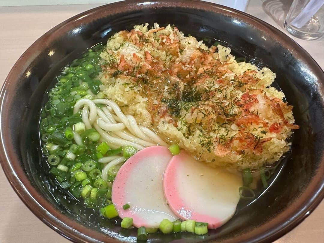 どさけんさんのインスタグラム写真 - (どさけんInstagram)「【山陽小野田麺情報】  厚狭のマルキュウさんの向かいに「寝太郎うどん」さんがニューオープンしたと聞いて行ってきました！  寝太郎うどんさんの麺は山口県産の小麦粉ををつかったとてもスペシャルな麺だそうです！作っているのはもちろん三浦製麺さん！  ほそ麺なのにしっかりコシがあって小麦の美味さがしっかり伝わってきました！  お出汁はやさしく透明感のある最後の一滴まで飲んでしまいたくなるお味！  えび天は出汁を吸うとほぐれていき汁の中に広がっていきました！めちゃくちゃ美味い！  さらに驚いたのはカレーの美味さ！少し辛めなのですがめちゃくちゃコクがあってあと引く美味しさ！大きな豚バラがはいってるのも嬉しかった！次回はカレーうどんやな！  寝太郎うどんさんは現在、クラウドファンディングを実施しています！余裕のある方は支援して頂けたら嬉しいです！  みなさんぜひにー！  https://kaika-crowdfunding.jp/project/detail/100  #山陽小野田市 #山陽小野田 #山陽小野田観光協会 #山陽小野田スマイルシティ #スマイルシティ #スマイルプランナー #スマイルプランナー募集中 #厚狭 #三年寝太郎 #寝太郎うどん #山口県産小麦 #三浦製麺 #PR #あさどカレー #山陽小野田ランチ #厚狭ランチ #PR #オノマティ #美味しかった #家から1番近いうどん屋さん #助かります #応援してます」12月21日 13時53分 - dosaken101