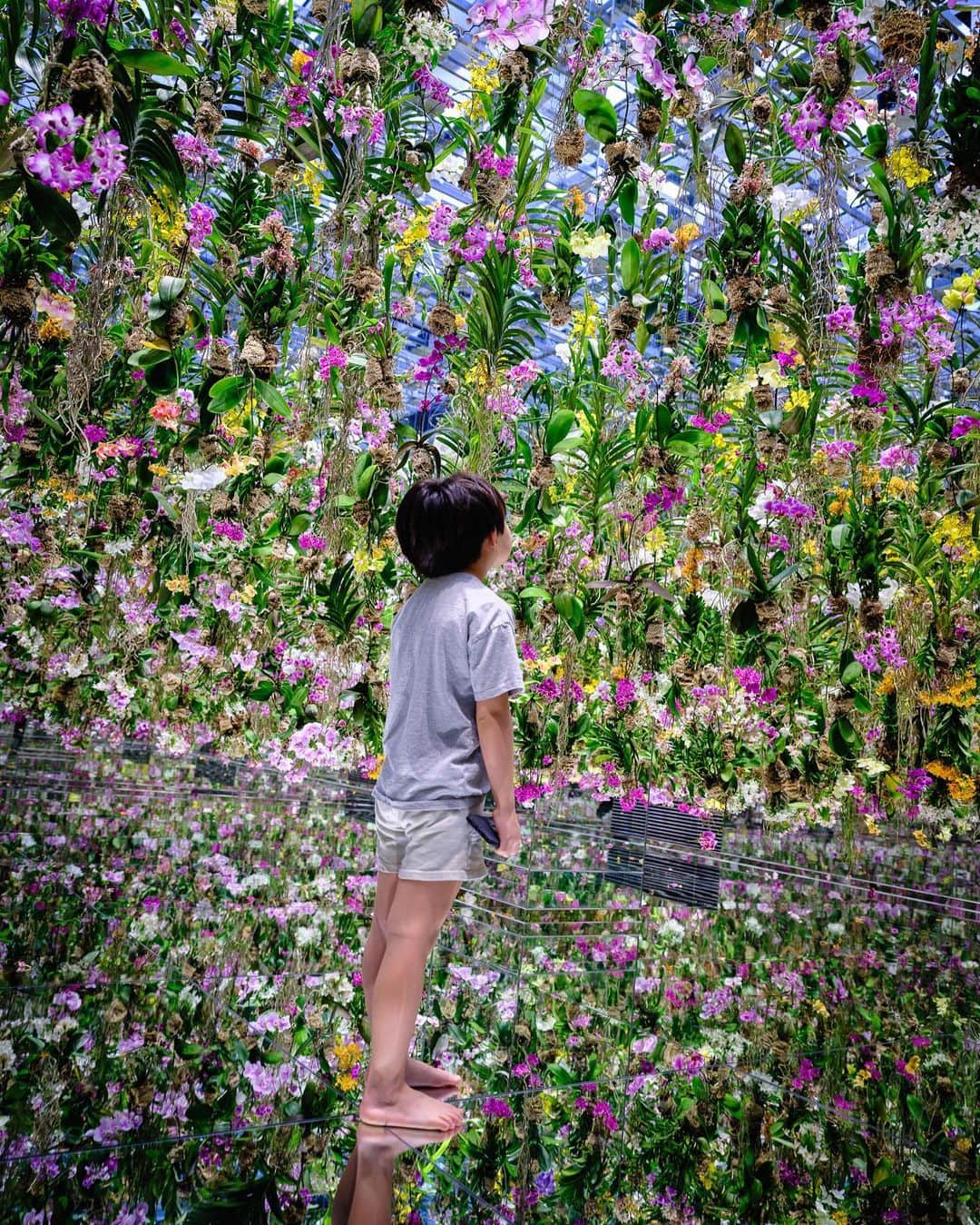 SHOCK EYEさんのインスタグラム写真 - (SHOCK EYEInstagram)「今年撮った中で結構お気に入りの１枚✨✨ お願いをしたわけでもないのにこのポーズ。  次男の神々しさよ😆✨💕  #teamlab #tokyo   #japantravel #japantrip #canon #canonR5 #beautifuldestinations #discoverjapan #discoverearth #voyaged #awesome_photographers #IamATraveler #wonderful_places #japanphoto #japanphotography #japan_of_insta #livingonearth #theglobewanderer」12月21日 14時05分 - shockeye_official
