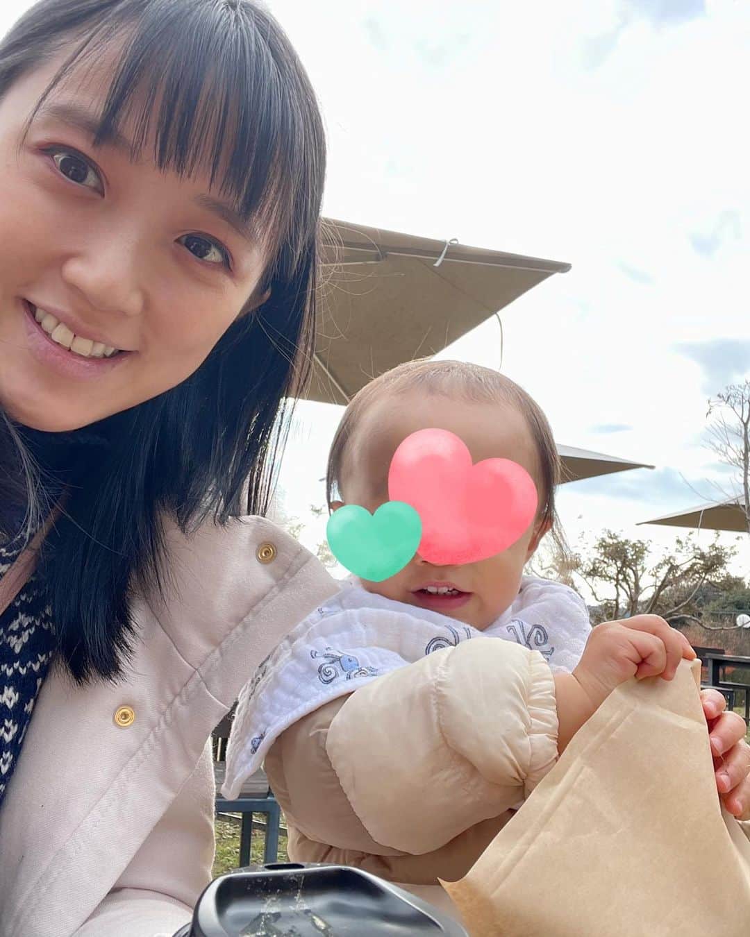 竹内由恵さんのインスタグラム写真 - (竹内由恵Instagram)「明日放送のTBS「つづきましてコンボ！」に出演しています。ショートネタのオンパレード！ 最高に面白かったです！！ 2022年12月22日 (木) 深夜 0時26分〜 私はゲストとしてネタの判定をする立場でした。 全て面白いのは前提で、 思ったことを言わせていただきました…。 先に謝らせてください！！ 衣装　@passione_tokyo   今日はお休みだったので息子と三ヶ日のほうまでお出かけ✨ 公園行って、カフェでランチして。 私用に買ったワッフルのいちごは息子に見つかり、あげる羽目に😭ジャイアンめ笑 昼まで頑張って遊んだので、寝てくれるかなあ、と期待したら お昼寝失敗しました…。 こういうとき、「さあここからは自分の時間✨」と期待していた分、がっくりきますね。 でも一緒に遊んだ時間もいっぱい笑って私自身いい時間だったし、と自分を慰めています😂  #ヨシエのコクチ #つづきましてコンボ　#passione #ショートネタ #お昼寝失敗 #やりたいリスト作ってたのに」12月21日 14時11分 - yoshie0takeuchi