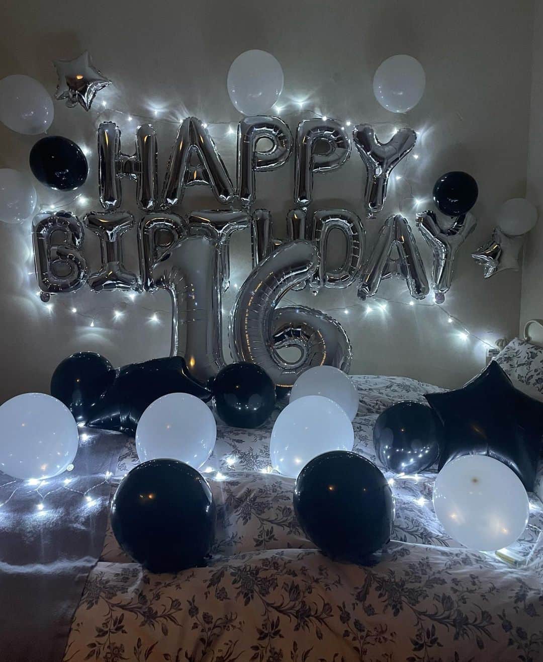 りりあさんのインスタグラム写真 - (りりあInstagram)「お誕生日のんはやくアップしないとクリスマスになっちゃう💦　だいぶ過ぎちゃったけどw  #誕生日 #16歳 #birthday #birthdayphoto #sweetsixteen #bitthdayballoons」12月21日 17時43分 - lilliakarina