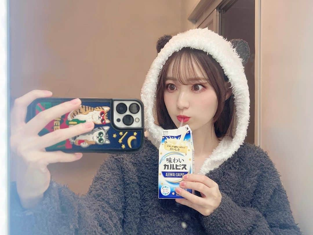 小越しほみさんのインスタグラム写真 - (小越しほみInstagram)「どうもパンダです🐼  セブンで買った味わいカルピス ミルクの味濃いめでおいしい～🥛  カルピス久々に飲んだけど進化してるね また買おっと🫶🏻  ではでは今夜はラジオ公開収録 後ほど会いましょう🌛  . . . . . . . . . . . . .  @elbee__official #タイアップ #エルビー #味わいカルピス #カルピス #CALPIS #ルームウェア #パジャマ #パンダパジャマ #パンダ #ぱんだ #自撮り #selfie #ラジオ公開収録」12月21日 18時05分 - shihomi1129