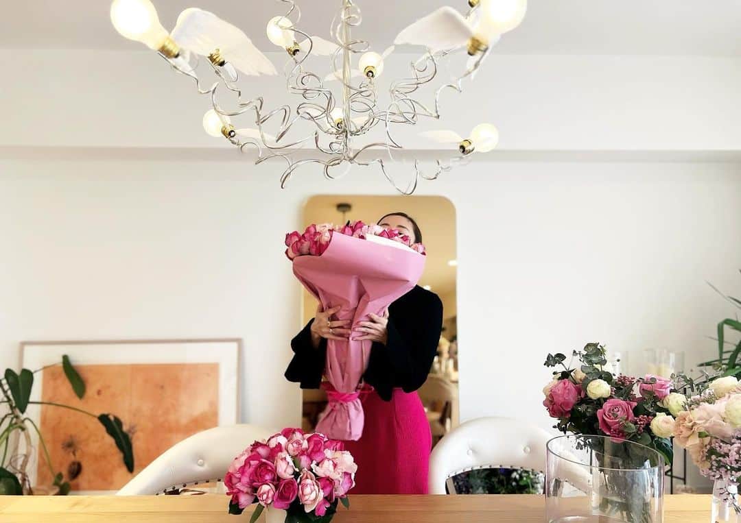 神崎恵さんのインスタグラム写真 - (神崎恵Instagram)「🌹🌹🌹 撮影でいただいきました。 今日はLANCOMEの撮影だったので、私服はランコムローズのピンクを思いながら、ピンクのスカート。 リップは惚れ込んでいるラプソリュルージュ　インティマット218  #ピンクメイク #神恵メイク」12月21日 18時07分 - megumi_kanzaki