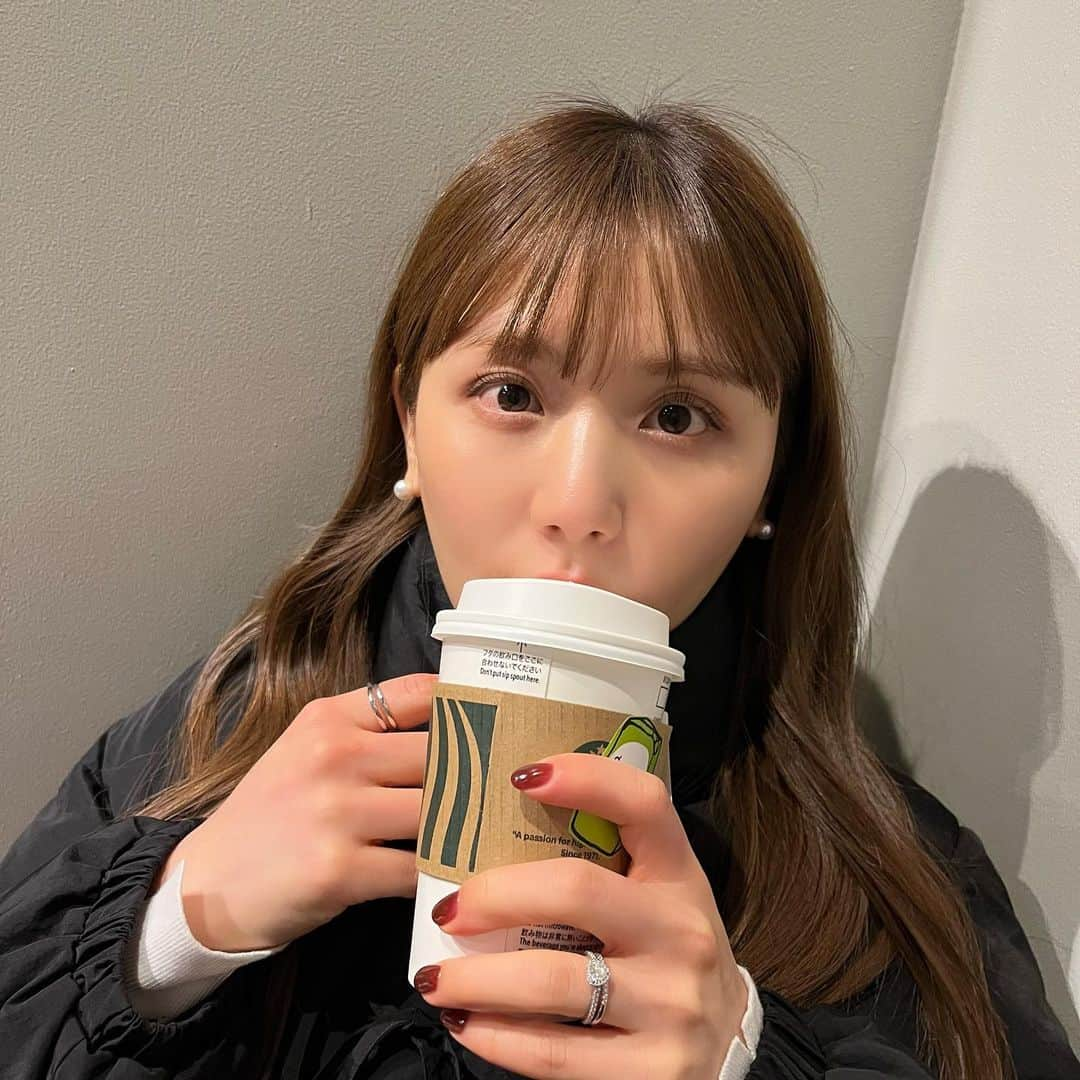 ひよんさんのインスタグラム写真 - (ひよんInstagram)「☕️⛄️  ソイラテ エクストラホットに限る。 みんなはスタバ飲んだ？😆  #ひよん #スタバ」12月21日 18時18分 - cchan_fee4